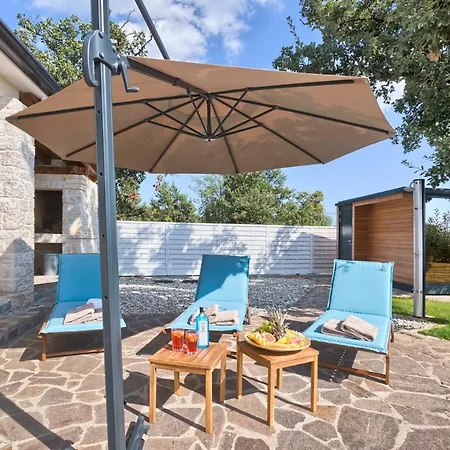 Vila Sleeps 12 Pool Air Con Wifi Tomisici