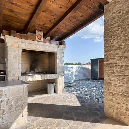 Sleeps 12 Pool Air Con Wifi Tomisici