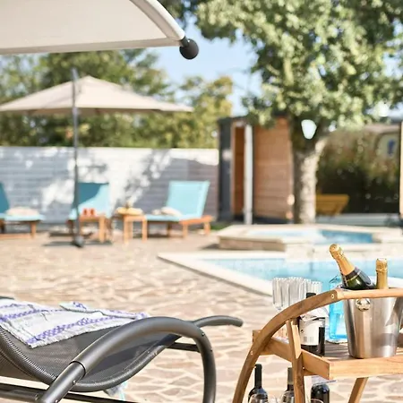 Sleeps 12 Pool Air Con Wifi Vila