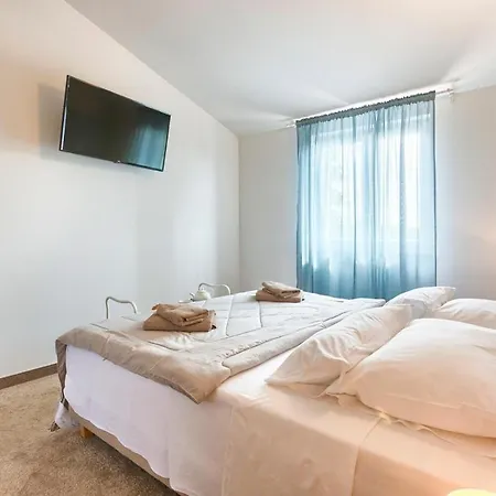 Sleeps 12 Pool Air Con Wifi Vila Tomisici