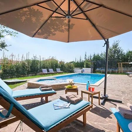 Sleeps 12 Pool Air Con Wifi * Tomisici