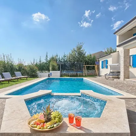 Vila Sleeps 12 Pool Air Con Wifi *