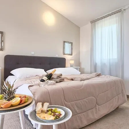 Sleeps 12 Pool Air Con Wifi * Tomisici